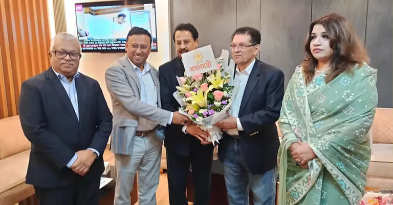 বিমানবন্দরে ড. খলিলুর রহমানকে উষ্ণ অভ্যর্থনা